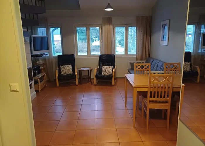 בית נופש Lomahuoneisto Paritalossa Puustila B